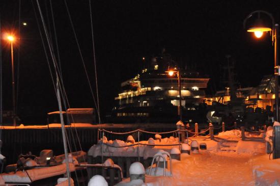 Le port de Svolvær sous la neige