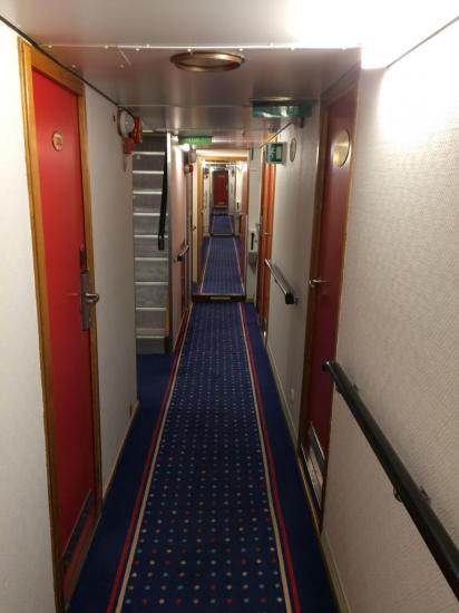 Un couloir menant aux cabines...