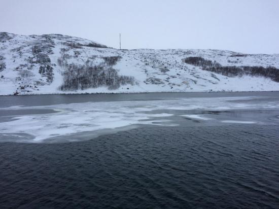 Peut avant d'arriver à Kirkenes, la mer de Barents commence à geler...