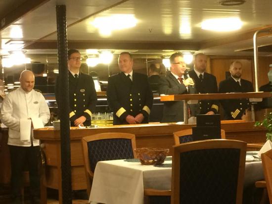 La traditionnelle présentation des officiers et personnel de salle