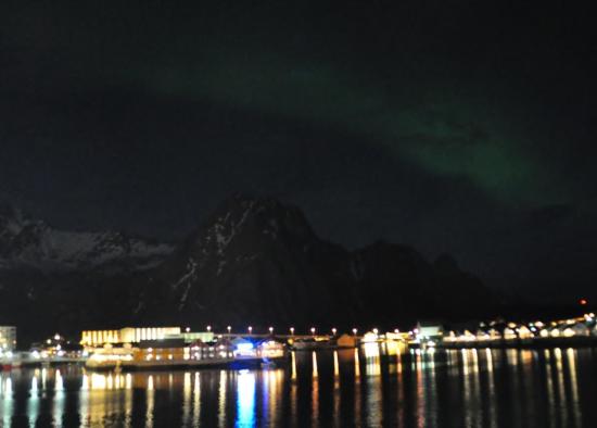 A Svolvær, quelques aurores apparaissent sur mon appareil photo...