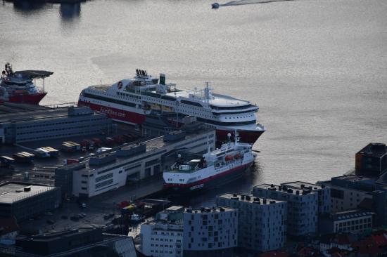 Notre bateau semble tout petit...