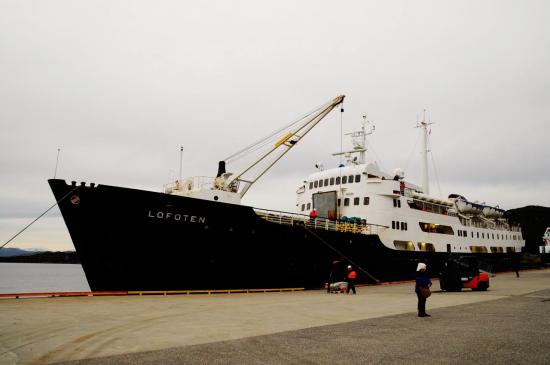 Le bateau à quai à Ålesund