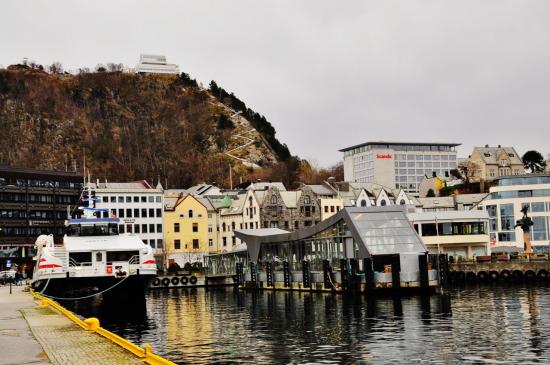 Ålesund, au fond le mont Aksla